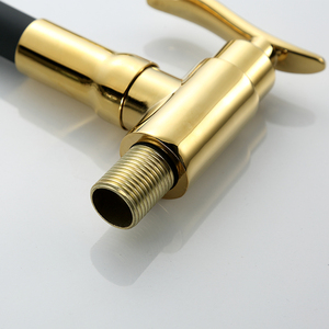 Robinet de cuisine mural moderne à double mode, en zinc doré brossé, avec douchette extractible et flexible en silicone, rotation à 360 degrés - Product Image 4