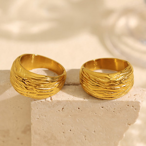 Anillos de Joyería Laminados en Oro Cepillado, Diseño Italiano Hipoalergénico, Resistente al Agua, Retro, Simple, <span class=keywords><strong>con</strong></span> Textura de Nicho, para Mujer - Product Image 3