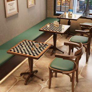 Ensemble de restauration rétro américain : Banquette en <span class=keywords><strong>rotin</strong></span>, Table à plateau quadrillé, Fauteuil en <span class=keywords><strong>bois</strong></span> courbé – Suite d'ameublement pour pâtisserie - Product Image 4