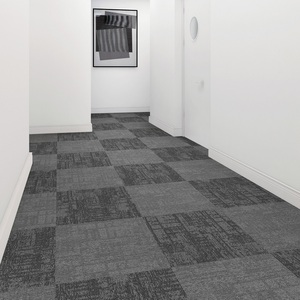 Dalles de moquette carrées écologiques avec support en PVC, résistantes aux taches, antidérapantes, amorties, pour revêtements de sol commerciaux modernes pour bureaux et maisons - Product Image 1