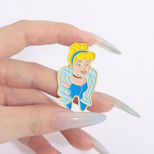 Dessin animé princesse émail broche mignon sorcière broche Anime Style Badge cadeau bijoux pour sac à dos vêtements en gros - Product Image 4