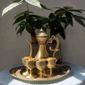 QIAN HU Set di Lusso Vintage <span class=keywords><strong>per</strong></span> la Casa in Stile Marocchino, Servizio da Caffè e Tè in Bronzo con <span class=keywords><strong>Teiera</strong></span>, Vassoio e 4 Tazzine <span class=keywords><strong>per</strong></span> Espresso, Realizzato in Metallo <span class=keywords><strong>per</strong></span> Viaggio - Product Image 1
