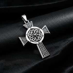 Pendentif en acier inoxydable 316L, nœud celtique, croix viking, rune nordique, design gothique, hypoallergénique, durable, résistant à l'eau, pour homme. - Product Image 1