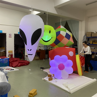 Suspendu led éclairage gonflable cube de dés tête extraterrestre gonflable sourire visage signe de paix pour les décorations