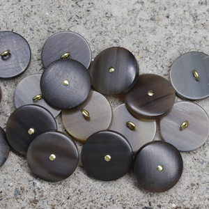 Botón de aguja curva de cuerno de vaca verdadero de un solo agujero redondo gris de 20MM con botón de mezclilla de suéter de traje con <span class=keywords><strong>mango</strong></span> de metal - Product Image 4