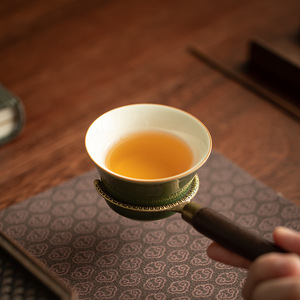 Ensemble complet d'accessoires de cérémonie du <span class=keywords><strong>thé</strong></span> Kung Fu chinois en céramique verte émaillée, comprenant un pince à <span class=keywords><strong>thé</strong></span> et une cuillère à <span class=keywords><strong>thé</strong></span>, pour la cérémonie des six messagers. - Product Image 3