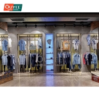Système modulaire de présentoirs en plexiglas pour magasin de maternité et centre commercial, optimisant l'aménagement spatial