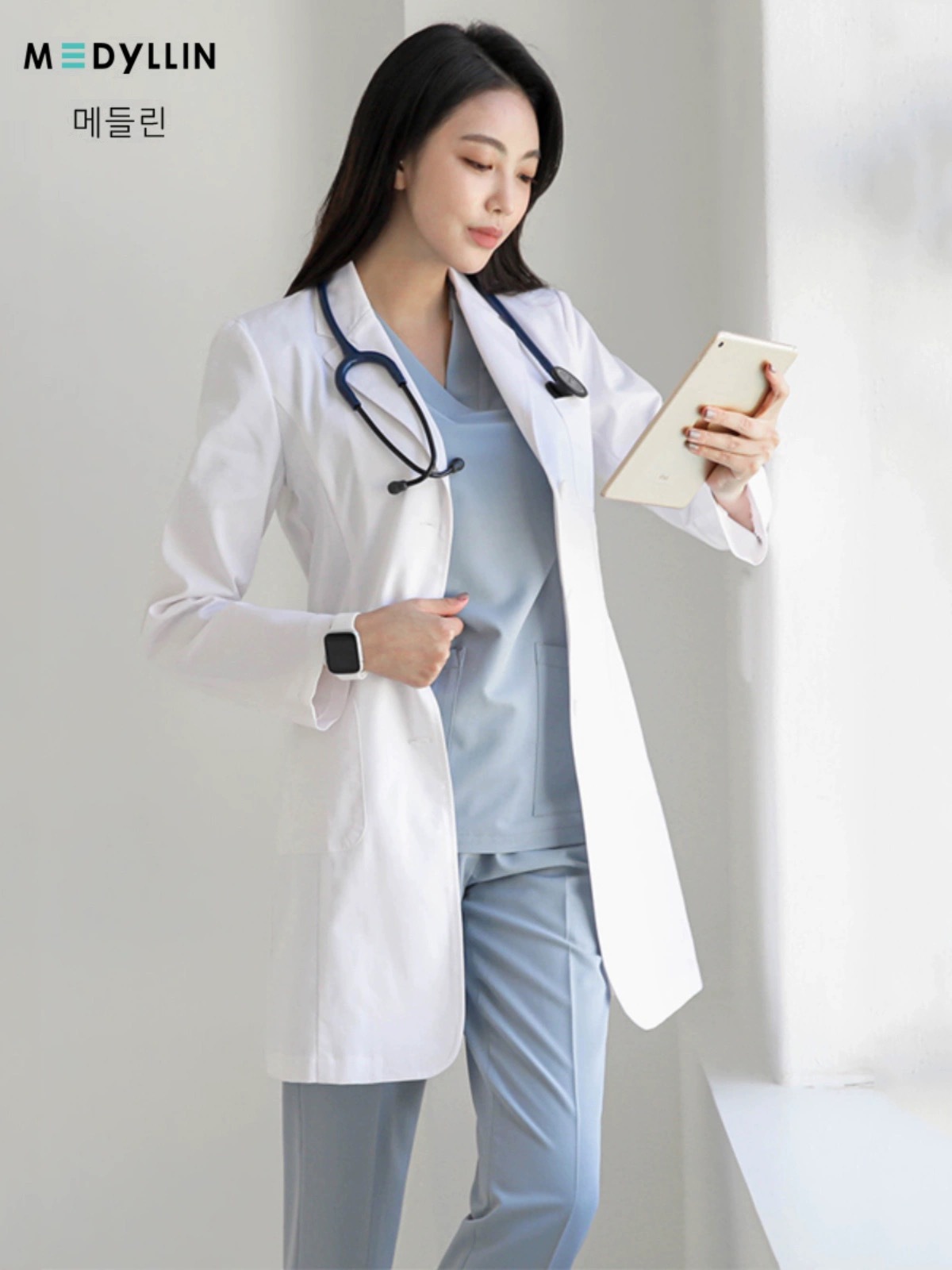 ชุดเดรสสีขาวทรงเข้ารูปสำหรับผู้หญิง ดีไซน์หรูหรา พร้อมแขนยาว