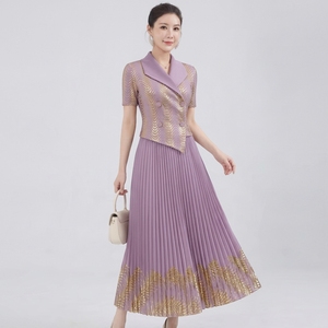 Direkt vom Hersteller: Elegantes, goldfolienbedrucktes, plissiertes Midikleid im Miyake-Stil mit gekerbtem Revers und hoher Dehnbarkeit, Einheitsgröße - Product Image 1