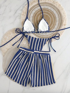 Conjunto de bikini de 3 piezas a rayas texturizadas para mujer al por mayor: Top halter triangular, tanga y shorts de playa. - Product Image 2