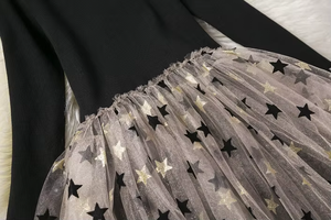 Nuovo Stile Abito per Ragazze Personalizzato Nero a Maniche Lunghe in Maglia Morbida con Stampa e <span class=keywords><strong>Gonna</strong></span> in <span class=keywords><strong>Tulle</strong></span> Sfumato - Product Image 2