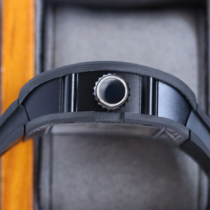 Montre-bracelet de luxe automatique à cadran mécanique, boîtier tonneau en fibre de carbone marbrée, bracelet en caoutchouc noir, collection 2026, vente chaude - Product Image 3