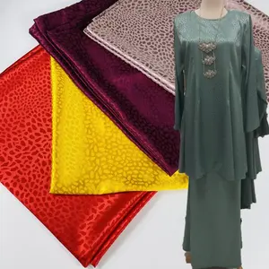 Tessuto per abbigliamento nuovo DESIGN 100% tessuto in raso di poliestere all'ingrosso raso JACQUARD leopardo per Baju Kurung malesia e Kebaya