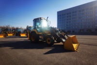 Chargeuse-pelleteuse XC8-S2570, capacité de charge avant de 2500 kg, godet de 1,0 m³, moteur diesel de 74 kW pour le terrassement