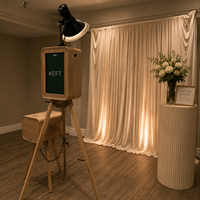 Cabina de Fotos Vintage de Madera de Roble de Doble Cara con Patas Plegables, Panel Personalizado para iPad, Altavoz Marshall y Opción de Soporte para Impresora