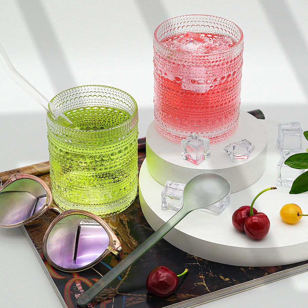 ホームテーブルデコレーションウェディング用のユニークなガラス赤ワインゴブレットブルーガラスエンボスクリスタルジュースガラスウォーターカップ