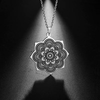 Collier pendentif Mandala Lotus ajouré en acier inoxydable plaqué or, style bohème superposé avec chaîne à pétales, pour femme, idéal yoga et spiritualité