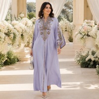 Kaftan Modeste à Manches Chauve-Souris avec Broderie en Corde et Col Perlé Fait Main, Idéal pour l'Aïd et les Réunions Festives, Abaya de Luxe en Polyester ODM