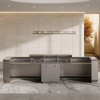 Bureau de réception moderne et minimaliste personnalisé avec accents en bois pour hall d'entreprise ou hôtel