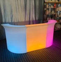 Comptoir de bar extérieur en plastique LED de luxe au design moderne avec table à cocktails et chicha portable pour événements hôteliers