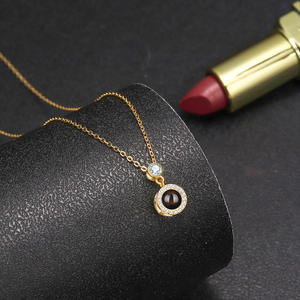 Lateefah OEM collar de moda <span class=keywords><strong>100</strong></span> idiomas te amo diamante proyección perla clavícula cadena colgante joyería - Product Image 5