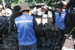 ถ่านไม้แอมพลาวธรรมชาติ OEM คุณภาพสูง เถ้าต่ำ เหมาะสำหรับบาร์บีคิวเชิงพาณิชย์ และแบรนด์สินค้าสั่งผลิต - Product Image 6
