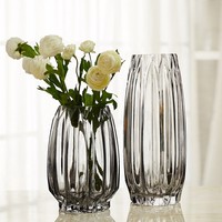 Vase en verre moderne de grand calibre avec rayures verticales et glaçure, style décoratif créatif pour la décoration de table à la maison