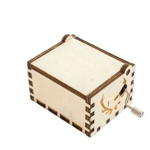 Boîte à musique vintage en bois - Boîte à musique en bois gravée au laser - Cadeaux pour anniversaire, Noël et la Saint-Valentin - Product Image 3