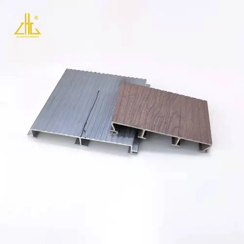 Decking di alluminio della lega del grano di legno impermeabile tagliabile su misura fornitore del bordo della piattaforma dell'oem per le banchine e la terrazza della scala del balcone
