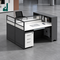 Poste de travail moderne et minimaliste avec panneaux d'écran et chaises pour bureau informatique et espace de travail multi-personnes