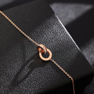 Ensemble de bijoux classique et tendance plaqué or rose avec chiffres romains, collier et boucles d'oreilles en acier titane et zircon, double anneaux - Product Image 4