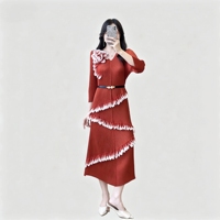 Robe plissée Miyake tendance 2026 de luxe, style créateur élégant, avec appliques florales 3D et volants pétales superposés, vente en gros