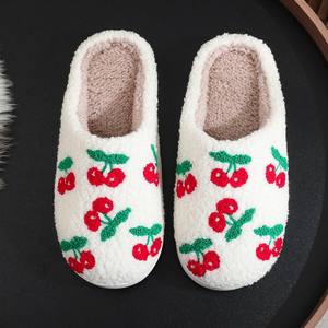 Chaussons d'intérieur chauds et doux pour femmes, motif cerise mignon, nouveau design, plats et moelleux, pour l'hiver - Product Image 2