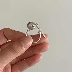 Bague en argent pur S925 avec coquille de bois, design créatif de niche pour soulager les chocs et accumuler le mérite pour les travailleurs - Product Image 1