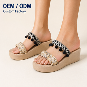 Sandalias de cuña ligeras antideslizantes de EVA personalizadas para mujer con correas de <span class=keywords><strong>yute</strong></span> tejidas, pompones negros estilo bohemio y cuerda trenzada. - Product Image 1