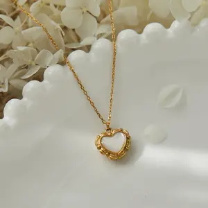 2022 Europe and America fashion summer new stainless steel 18K gold retro heart-shaped shell pendant choker necklace