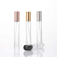 Bouteille de décantation de parfum en verre transparent de luxe 10ml et 15ml de forme carrée avec atomiseur de pulvérisation et bouchon à vis pour diffuseur et emballage