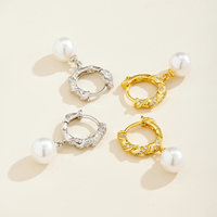 Anting-anting gelang emas lapis 18K FUAMAY yang anggun dan elegan, terbuat dari kuningan ramah lingkungan dengan desain mutiara terpilin, klasik untuk pemakaian sehari-hari dan hadiah.
