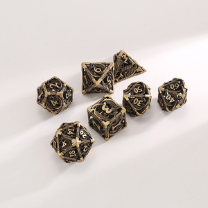 Lot de 7 dés polyédriques creux en métal gravé en laiton (D4-D20) pour jeux de table D&D et RPG – Vente Flash - Product Image 5