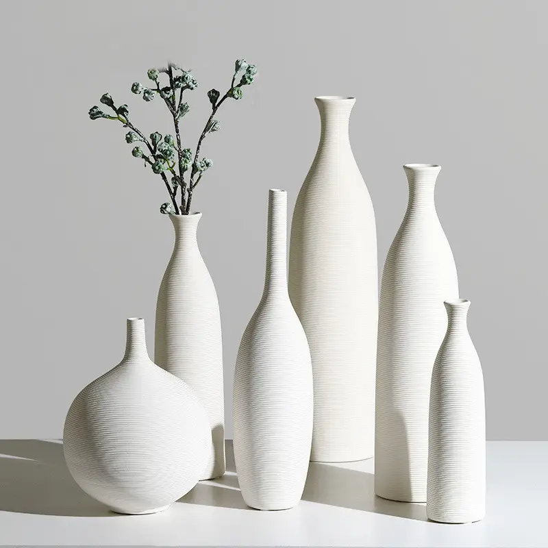 Nordische moderne Anordnung getrocknete Blumen Blumen weiße Keramik vase