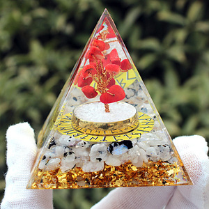 Ornement pyramidal en époxy cristallin avec motif d'arbre runique, décoration Feng Shui pour salon, emballage individuel - Product Image 3