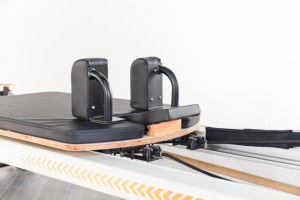 Machine de Pilates Reformer <span class=keywords><strong>V2M</strong></span> de qualité supérieure pour studio commercial, avec ressorts importés, en aluminium blanc - Product Image 4