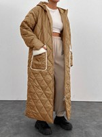 Veste parka d'hiver pour femme avec un design long et matelassé, détails en tissu Teddy Bear, capuche et grandes poches - Manteau en duvet patchwork
