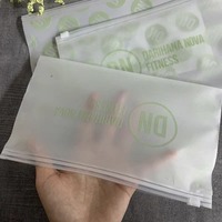 Sac en plastique givré par CPE/ PVC fait sur commande de fermeture éclair pour l'habillement