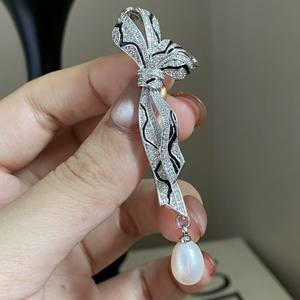 Broche en perles d'eau douce naturelles de forme riz de 9-10 mm, nœud serpent, fleur de poitrine, épingle à collier à forte luminosité, micro défaut, aiguille - Product Image 3