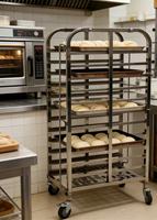 Chariot de cuisine professionnel en acier inoxydable avec plusieurs étagères de rangement et construction robuste