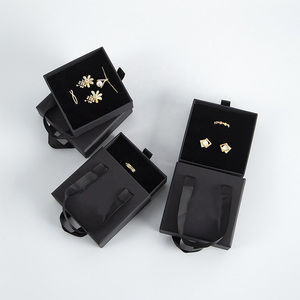 定制印刷珠宝盒礼品套装，带压花海绵内衬，可回收材料手柄，磁性闭合，丝带，中国制造 - Product Image 5