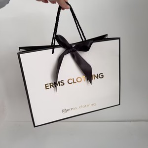 Bolsas de Papel Blancas con Ribete Negro y Logotipo en Dorado, Bolsas de Papel de Lujo para Regalos del Día de San Valentín con Cinta de Raso Negra - Product Image 1