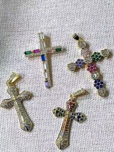 Pendentif en forme de croix en <span class=keywords><strong>pierre</strong></span> colorée plaqué or avec détails en perles de cœur pour les commandes en gros de bijoux de mode - Product Image 2