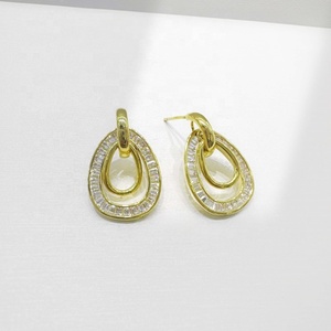 Boucles d'oreilles pendantes de luxe en argent sterling 925 plaqué or, zircon taille baguette géométrique, pour femme, idéales pour les fêtes et mariages. - Product Image 1